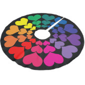 Rainbow-farbene Herzen auf schwarzem Hintergrund Polyester Weihnachtsbaumdecke (Schrägansicht)