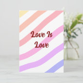 Rainbow-farbene Streifen Pastellfarben Liebe ist L Einladung (Stehend Vorderseite)