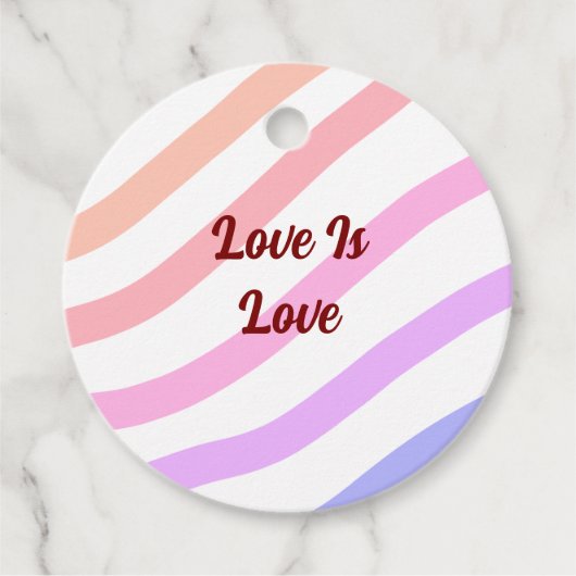 Rainbow-farbene Streifen Pastellfarben Liebe ist L Geschenkanhänger (Vorderseite)