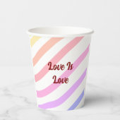 Rainbow-farbene Streifen Pastellfarben Liebe ist L Pappbecher (Rückseite)