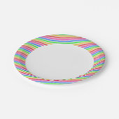 Rainbow-farbene Strippapier-Teller Pappteller (Schrägansicht)