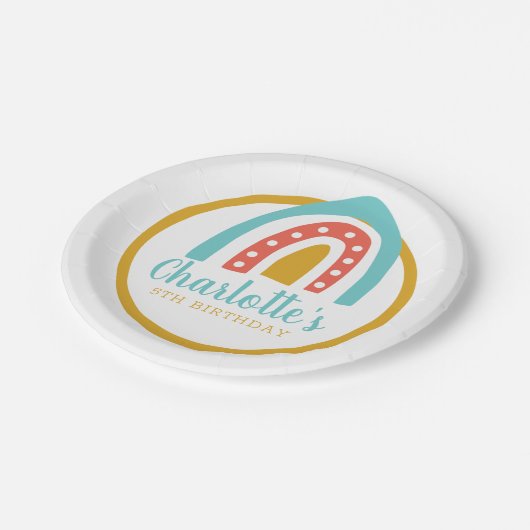 Rainbow-farbiger Geburtstag personalisiert Pappteller (Schrägansicht)