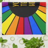 RAINBOW FLAG BUTTON RAYS + Ihr Zeichen oder Text Handtuch (Gefaltet)