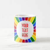 RAINBOW FLAG BUTTON RAYS + Ihr Zeichen oder Text Kaffeetasse (Mittel)