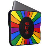 RAINBOW FLAG BUTTON RAYS + Ihr Zeichen oder Text Laptopschutzhülle (Vorne Rechts)