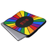 RAINBOW FLAG BUTTON RAYS + Ihr Zeichen oder Text Laptopschutzhülle (Vorne Knopf)