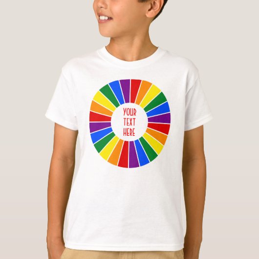 RAINBOW FLAG BUTTON RAYS + Ihr Zeichen oder Text T-Shirt (Vorderseite)