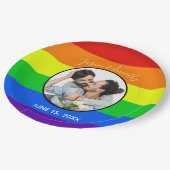 Rainbow Gay Pride Custom Couple Foto Bold Wedding Pappteller (Schrägansicht)