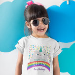 Rainbow Girl Birthday T-Shirt<br><div class="desc">Niedliches,  personalisiertes Mädchen Geburtstagsparty T - Shirt mit individuellem Alter,  Regenbogen,  bunten Sternen und Kawaii Katzeneinhorn.</div>