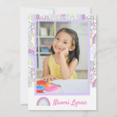 Rainbow Girl's 90er Geburtstag Kawaii Doodles Foto Einladung (Rückseite)