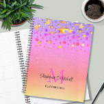 Rainbow Glitter Stars Monogram Name Planer<br><div class="desc">Dieser gürtelige Planer ist mit glühenden Imitaten mit goldenen und rosa Sternen auf einem rosa Regenbogen-Glitzer-Hintergrund dekoriert. Einfache Anpassung mit Ihrem Namen,  Monogramm und Jahr.</div>