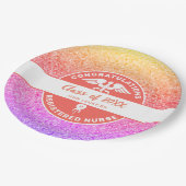 Rainbow-Glitzer-Monogramm für die Nurse-RN-Graduat Pappteller (Schrägansicht)