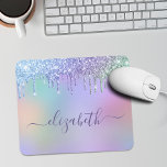 Rainbow Glitzer Personalisiert Mousepad<br><div class="desc">Niedliches,  gürtelnes Mauspad mit einfarbigen Regenbogenfarben,  die Glitzer vor lila,  rosa,  blauem,  grünem und gelbem Hintergrund tropfen. Personalisieren Sie mit Ihrem Namen in einem stilvollen lila Skript.</div>