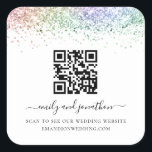 Rainbow Glitzer QR Code Wedding Website Quadratischer Aufkleber<br><div class="desc">Rainbow Glitzer QR Code Wedding Website. Ein Imitat Glitzer Rand und elegantes Skript mit Swashes für Ihre Namen. Der Text kann leicht personalisiert werden.</div>