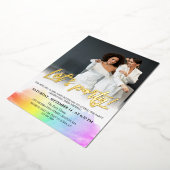 Rainbow Gold Brush Script Let's Party Foto Folieneinladung (Gedreht)