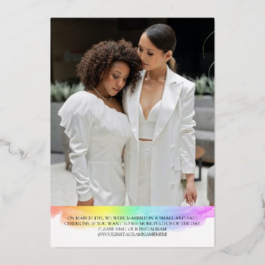 Rainbow Gold Brush Script Let's Party Foto Folieneinladung (Rückseite)