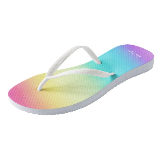 Rainbow Gradient Gay Pride Parade Chic Monogram Badesandalen (Schrägansicht)