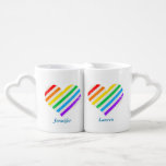 Rainbow Heart Gay Wedding Custom Newlywed Names Liebestassen<br><div class="desc">Niedliche ineinander greifende Gay Pride-Tasse für ein LGBTQ-Paar in Liebe am Valentinstag. Personalisieren Sie unter dem gestreiften Regenbogenherz mit Ihnen und dem Namen Ihrer Liebsten für das perfekte romantische LGBT Geschenk.</div>