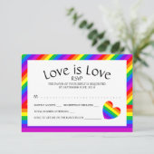 Rainbow Heart Liebe ist Liebe Wedding RSVP Karte (Stehend Vorderseite)