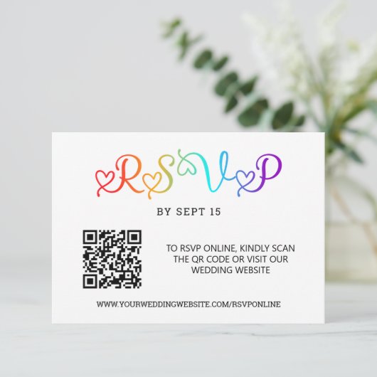 Rainbow Heart Script LGBT Wedding QR Code RSVP Karte (Stehend Vorderseite)
