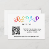 Rainbow Heart Script LGBT Wedding QR Code RSVP Karte (Vorne/Hinten)