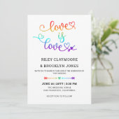 Rainbow Heart Script Liebe is Liebe LGBT Wedding Einladung (Stehend Vorderseite)