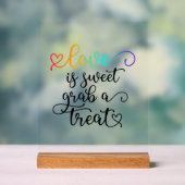 Rainbow Heart Script Liebe ist süße Gefallen Acrylschild (Neutral)