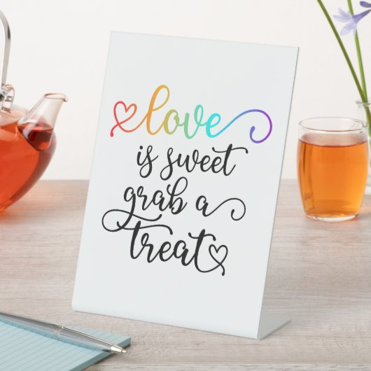 Rainbow Heart Script Liebe ist süße Gefallen Sockelschild (In Situ)