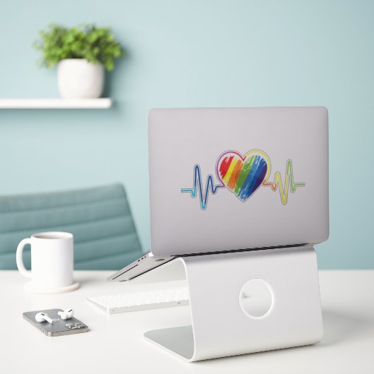Rainbow Heartbeat | Abstrakter künstlerischer Gay  Aufkleber (Laptop auf Schreibtisch)