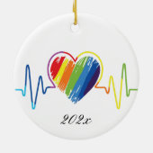 Rainbow Heartbeat | Abstraktes Schreibenherz Keramik Ornament (Hinten)