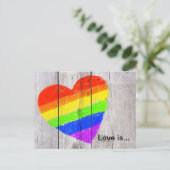 Rainbow-Herz auf einem grungelösten Holzpaneel Postkarte (Stehend Vorderseite)