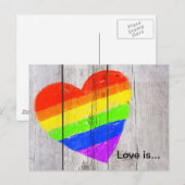 Rainbow-Herz auf einem grungelösten Holzpaneel Postkarte (Vorne/Hinten)