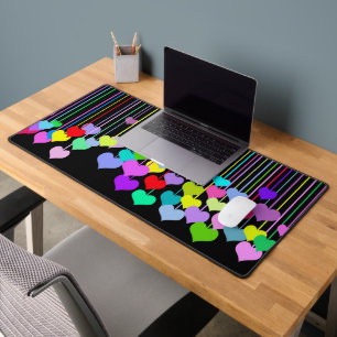 Rainbow-Herzen auf schwarz Schreibtischunterlage