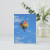 Rainbow Hot Air Ballon Flying in der Sky Postkarte (Stehend Vorderseite)