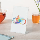 Rainbow Hummingbird mit dem Symbol Unendlichkeit Sockelschild (In SItu)