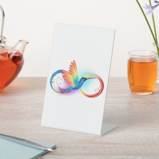 Rainbow Hummingbird mit dem Symbol Unendlichkeit Sockelschild (In SItu)