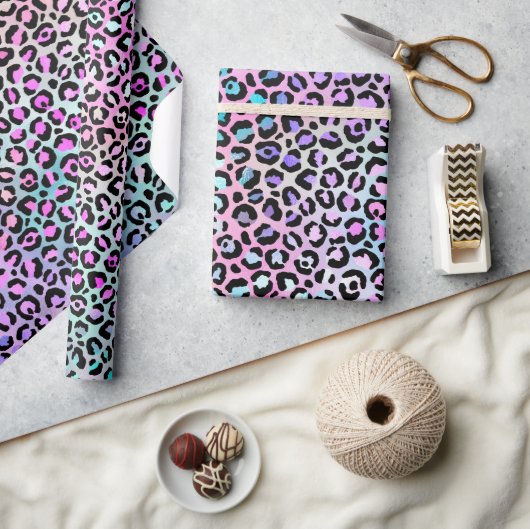Rainbow Iridescent Gradient and Leopard Spots Geschenkpapier (Kunsthandwerk)