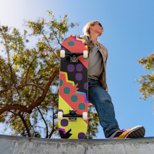 Rainbow Jagged Geo Skateboard (Außenbereich 1)