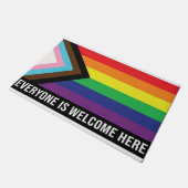 Rainbow Jeder ist hier willkommen Fußmatte (Schrägansicht)