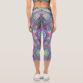 Rainbow Kaleidoscope Mandala Art Abstraktes Muster Capri Leggings (Rückseite)