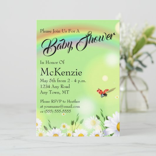 Rainbow Ladybug Daisies Floral Baby Shower Einladung (Stehend Vorderseite)