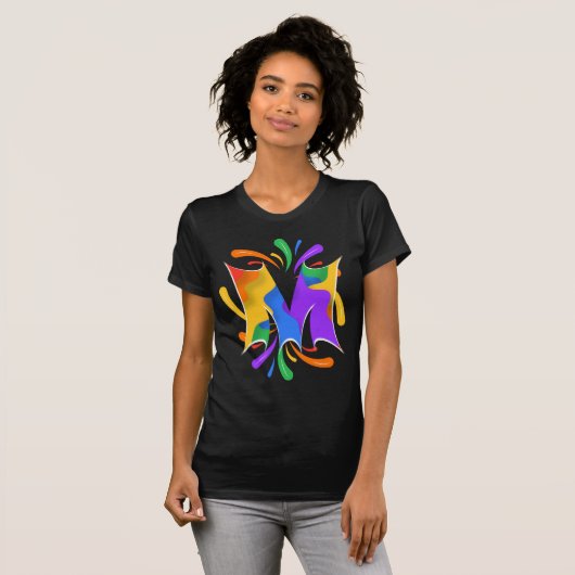 Rainbow Letter M Monogram Abstrakt T-Shirt (Vorne ganz)