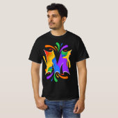 Rainbow Letter M Monogram Abstrakt T-Shirt (Vorne ganz)