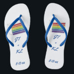 Rainbow LGBT Gay Wedding Layer Flip Flops Badesandalen<br><div class="desc">Flip-Flops verfügen über eine originale Marker-Abbildung eines mit Vanille-Zuckerguss bestückten Regenbogenkuchenschnitts. Einfach mit Ihren Initialen und Datumsinformationen personalisieren für eine einzigartige Gastgeschenk Hochzeit!</div>