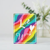 Rainbow Liebe gewinnt Postkarte (Stehend Vorderseite)