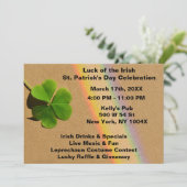 Rainbow Light Blue & Green Clover Drink Irish Einladung (Stehend Vorderseite)