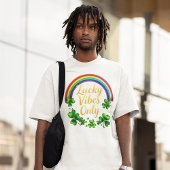 Rainbow Lucky Vibes nur Kleeblatt irisch auf schwa T-Shirt