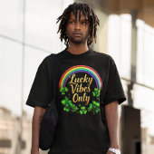Rainbow Lucky Vibes nur Kleeblatt irisch auf schwa T-Shirt