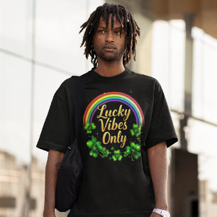 Rainbow Lucky Vibes nur Kleeblatt irisch auf schwa T-Shirt