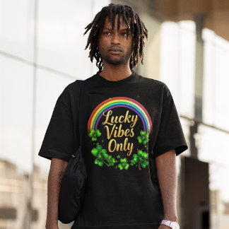 Rainbow Lucky Vibes nur Kleeblatt irisch auf schwa T-Shirt